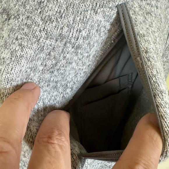 Lululemon Fleece & Thank You Pullover
Heathered White / Battleship Size 4 - Picture 5 of 9